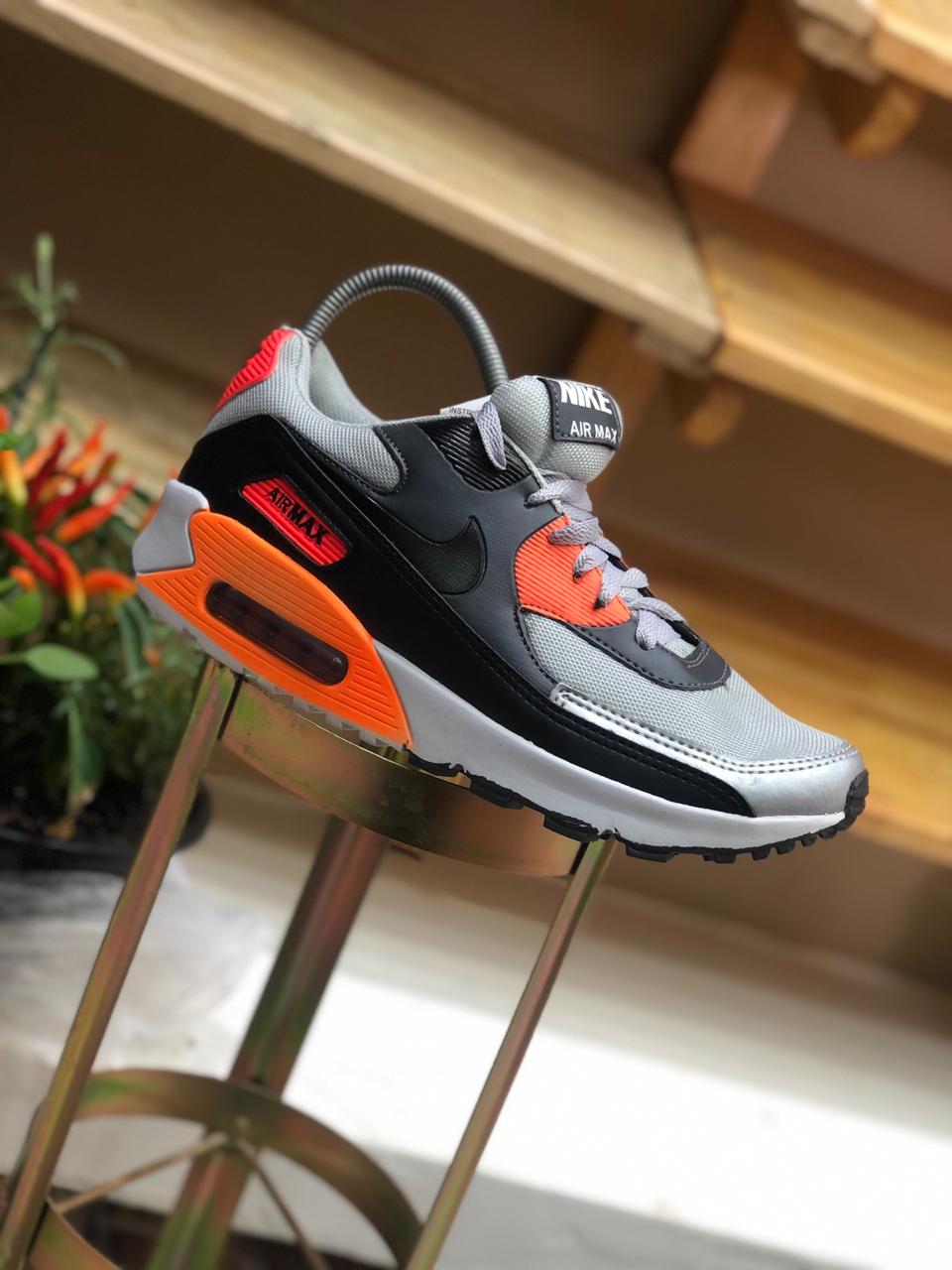 Air max 90 store preto e laranja